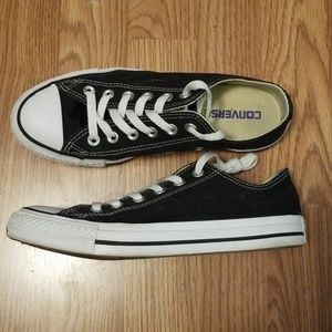 Black and white low top converse only worn once